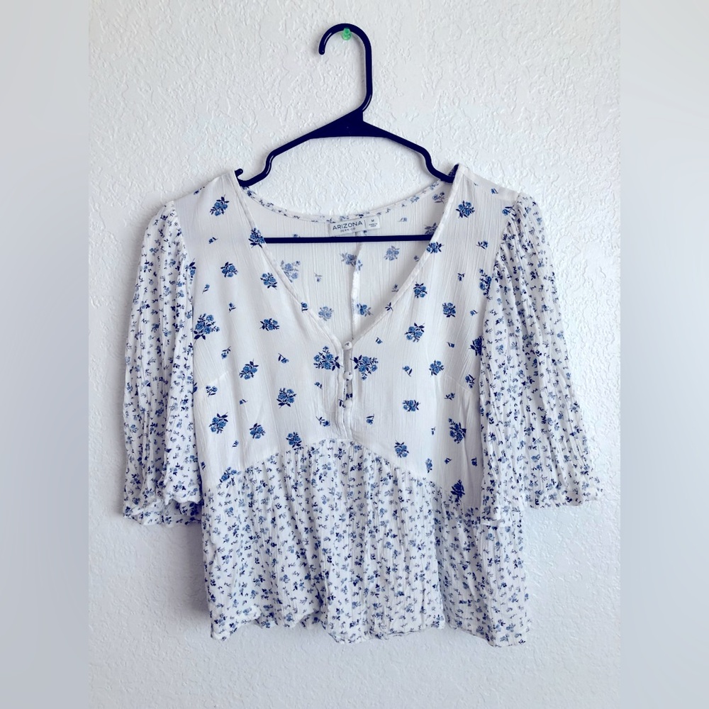 Arizona Jean Co. White and Blue Floral Top